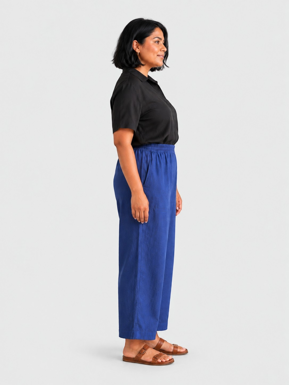 Queen Anna House of Fashion model wearing blue Universal Standard Iris linen blend straight-leg pants with elastic waist