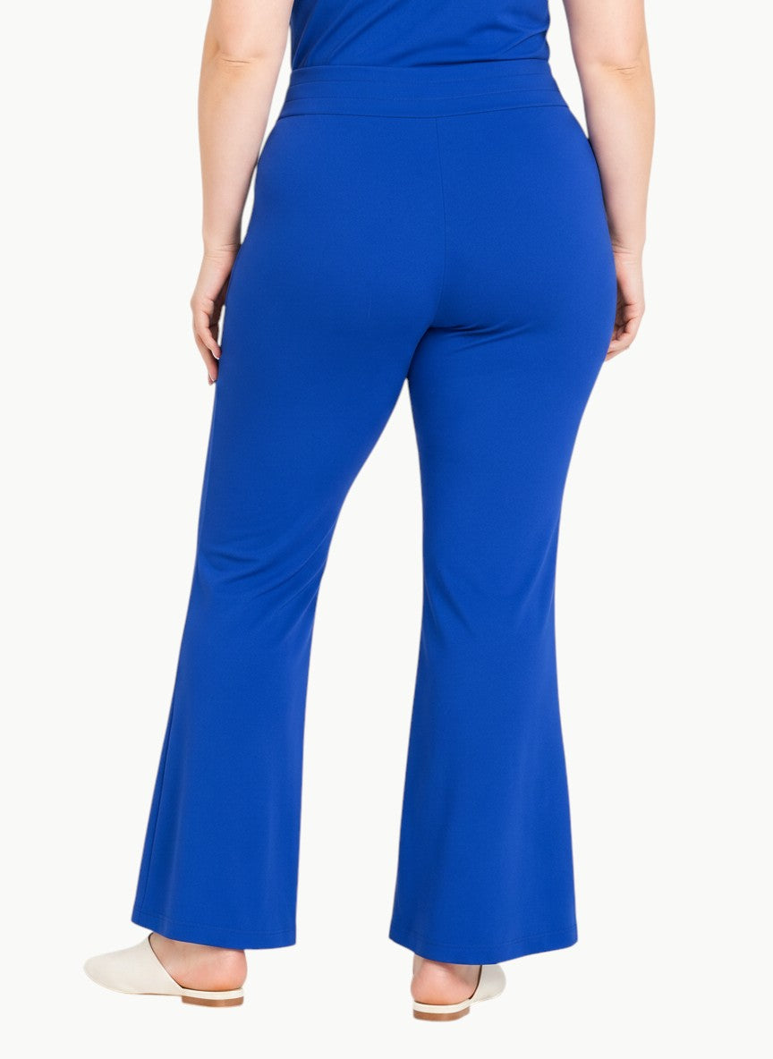 Queen Anna House of Fashion model wearing a vibrant blue Universal Standard Mola pull-on pant with a straight-leg fit.