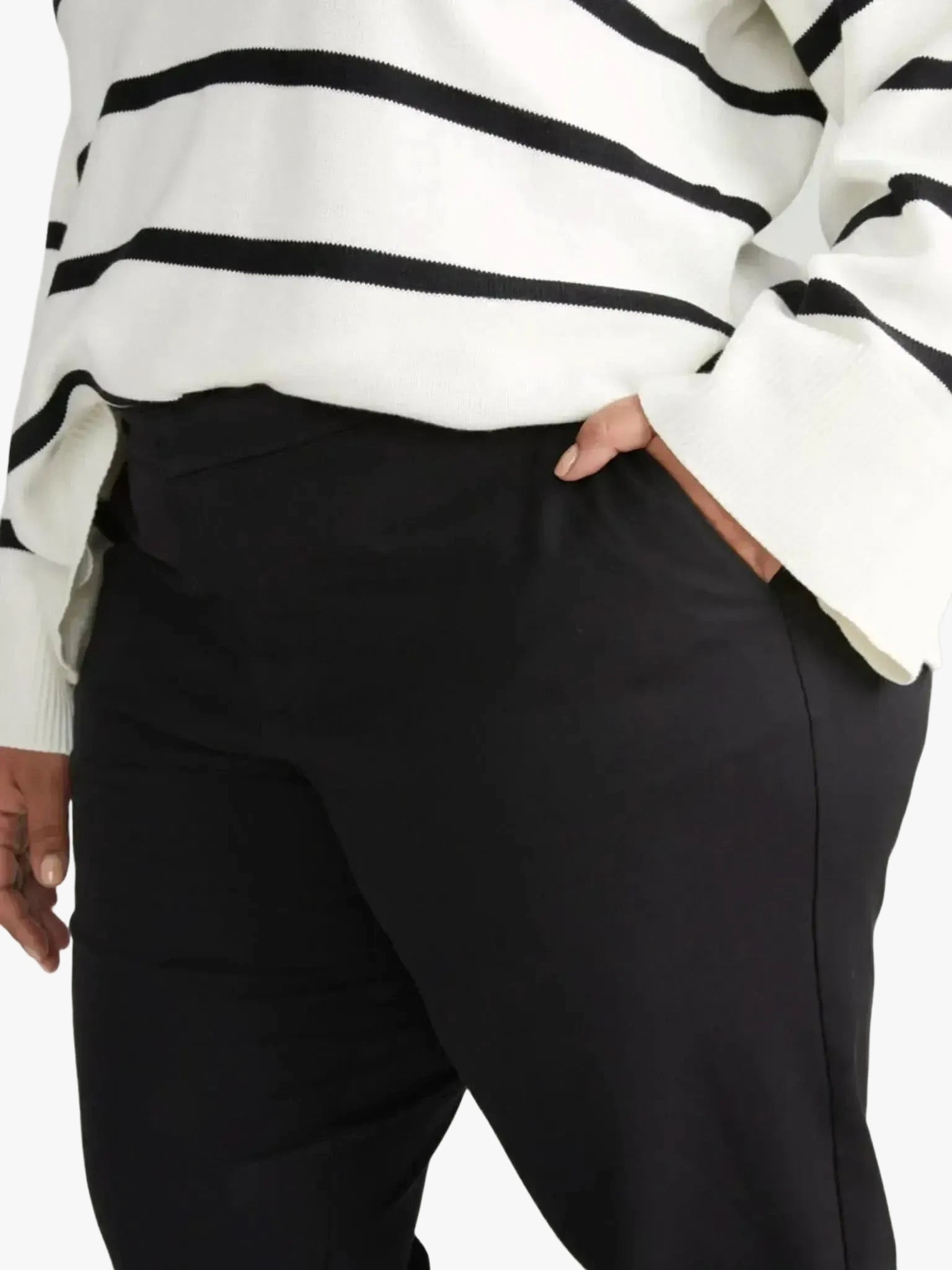 Universal Standard Universal Standard Cotton Stretch Twill Chino Pants in 10-12 (XS) - Bottom | Queen Anna House of Fashion Women's Luxury Fashion